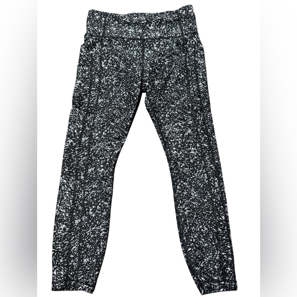 Athleta Women's Size Medium Ultimate Stash 7/8 Tight Leggings Black White